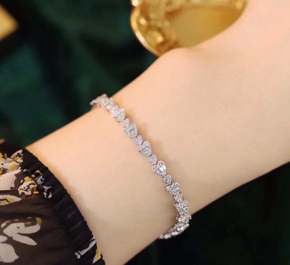 Product Detail:  18k White Gold Bracelet Length 17cm Weight 8.30g 2.40ct Natural Diamond SI Clarity Color H