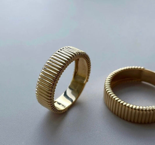 5.8mm Ribbed Ring in 18k gold